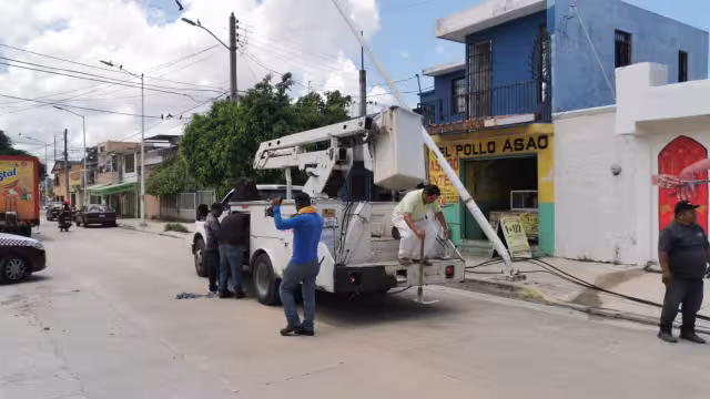 Dos postes derribados son de la CFE