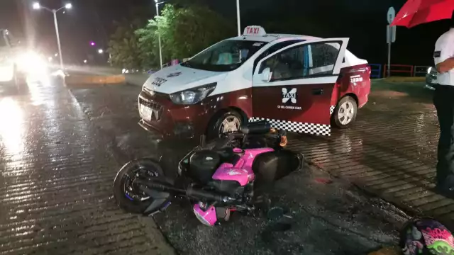 La motocicleta quedó dañada sobre el pavimento y su dueña lesionada.