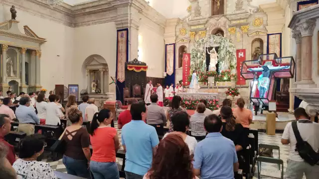 Fieles campechanos celebran la Resurrección de Cristo en la Catedral