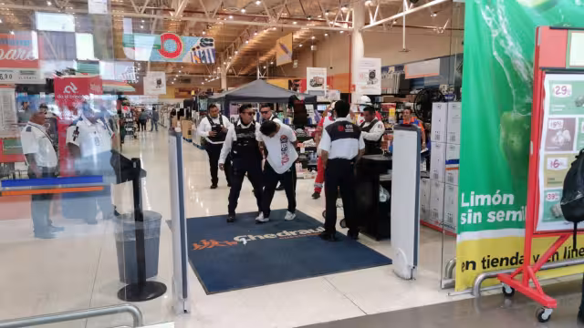 Detienen a hombre tras intentar robar 22 desodorantes en Chedraui Palmira