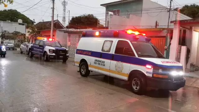 Paramédicos y elementos policiacos llegaron al domicilio para auxiliar a la mujer.