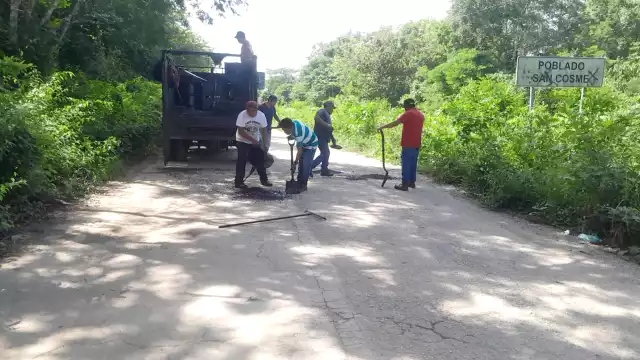 Vecinos de la Ribera del Río Hondo tomaron la iniciativa de reparar calles ante la inacción del Ayuntamiento de Othón P. Blanco.