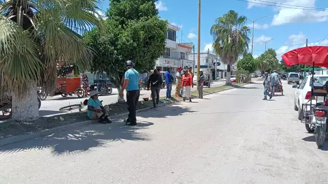 Tres personas lesionadas en choque entre mototaxi y bicicleta en Escárcega.