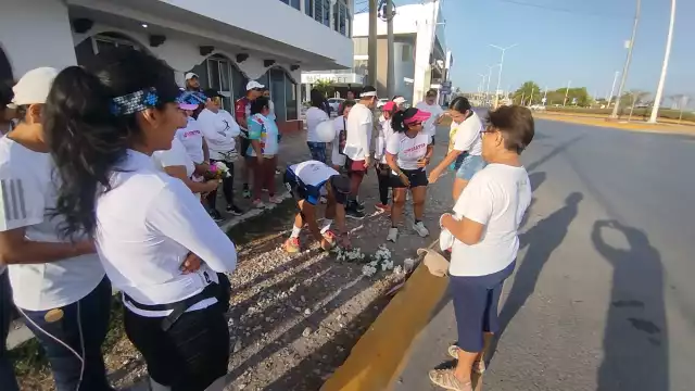 Desde muy temprano, el pequeño grupo se reunió con camisas blancas y flores para la peregrinación