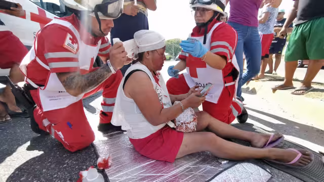 La mujer presentó una herida en la cabeza que fue atendida por los paramédicos.