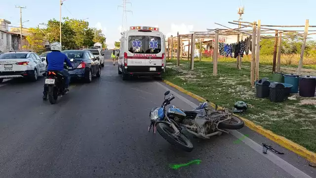 La motocicleta quedó sobre el pavimento y el conductor fue atendido por los paramédicos.