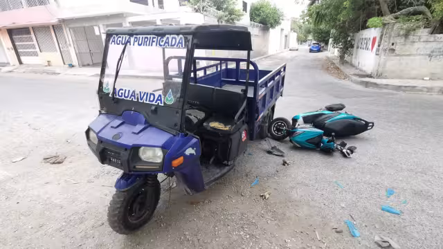 Choque entre repartidores deja joven lesionado en Maderas