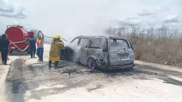 Presunto cortocircuito provoca incendio total de camioneta en Hopelchén