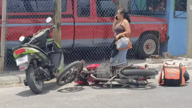 Los dos motociclistas presentaron lesiones leves, que no meritaron su hospitalización.