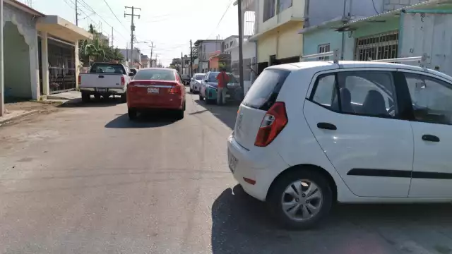 Sin lesiones, pero con daños: Bloqueo vial tras maniobra en reversa