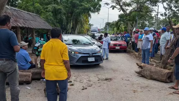 Los campesinos determinaron bloquear la carretera federal, los dos carriles hacia Peto, Yucatán Los campesinos determinaron bloquear la carretera federal, los dos carriles hacia Peto, Yucatán