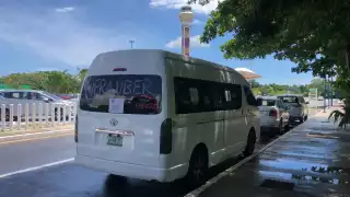 Caravana de transportistas llegan de manera pacífica al Aeropuerto Internacional de Cancún