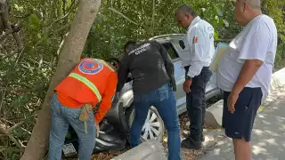Automóvil conducido por adultas mayores termina en el manglar de Campeche 