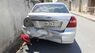 Por dormirse al volante, conductor destroza la parte trasera de un auto en Calkiní 