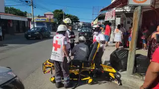 Motociclista arrolla a adulto mayor en Ciudad del Carmen y le causa lesión en la cabeza