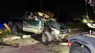 Fuerte accidente en la Héroe de Nacozari, en Campeche: Camioneta se estrella en el camellón y el conductor huye