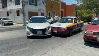 Confusión de preferencia vial termina en choque en Campeche