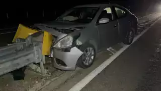 Ebrio choca en el Periférico de Campeche y huye dejando el auto destrozado