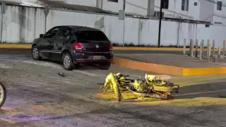 Mujer sufre fractura en accidente entre moto y automóvil en Ciudad del Carmen