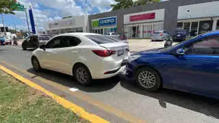 Imprudente conductor causa accidente y tráfico en Campeche
