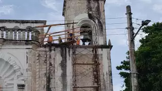 Reconstrucción en templo histórico de Calkiní: Demuelen techo dañado por riesgo de desplome      