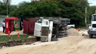 Vuelca volquete durante trabajos del Tren Ligero en Campeche 