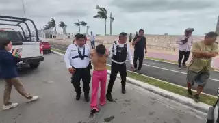 Rescatan a hombre en el Malecón de Campeche; temían que se ahogara 