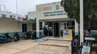 Adulta y menor de edad ingresan al hospital tras derrape en moto en José María Morelos 