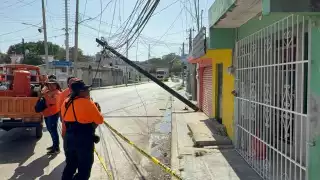 Hombre derriba tres postes con su camión en Campeche e intenta huir, pero vecinos lo detienen