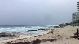 ¡Bañistas desafían a Poseidón en Cancún!  A pesar de la bandera roja deciden entrar al mar 