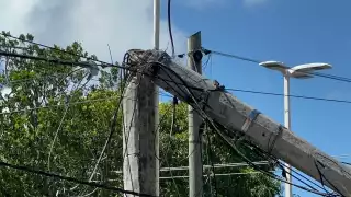  Camión derriba poste electrificado en Fracciorama 200, Campeche   
