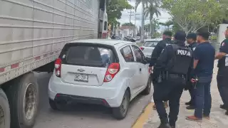 Camión tráiler bloquea avenida tras chocar contra árbol en Campeche