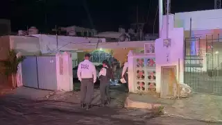 Ebrio en Campeche termina dentro de una casa con todo y coche e intenta huir