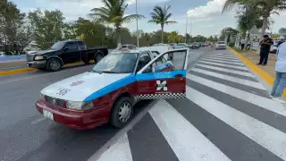 Por no guardar distancia, auto compacto choca contra taxi en la Costera, en Campeche