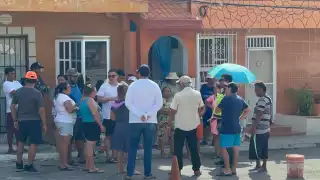 Vecinos del barrio Camino Real exigen a la CFE solución por constantes bajones de luz