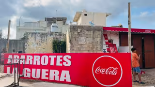 Se incendia tienda de abarrotes “La Güera” en Puerto Aventuras; vecinos de Quintana Roo controlan el fuego.