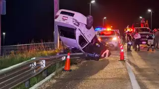 Accidente en el puente que conecta con carretera federal 184 Muna-Felipe Carrillo Puerto deja un taxista lesionado
