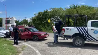 Convierten Tsuru en bar y acaban detenidos: Atrapan a pareja bebiendo en su coche en Escárcega    