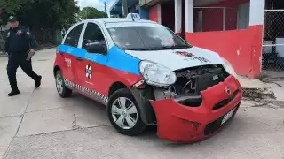 Chocan taxi y camioneta en colonia El Huanal en Campeche; sin heridos