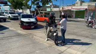 Colombiano choca con taxi en Campeche, intenta huir y otro ruletero lo detiene