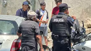 Motociclista intenta rebasar y termina debajo de auto en Lerma; se arma conato de bronca   