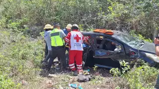 Explosión de llanta provoca fuerte accidente en la Felipe Carrillo Puerto–Tulum; tres lesionados   