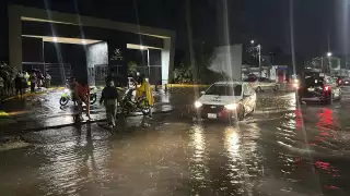 Vecinos bloquean Carretera Antigua a Hampolol por encharcamientos: EN VIVO