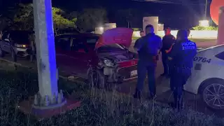 Conductora pierde el control tras maniobra evasiva en avenida de Campeche