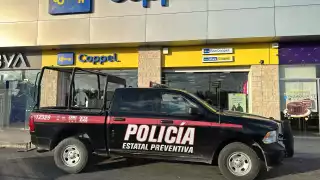 A mano armada hombres asaltan una tienda departamental en Cancún