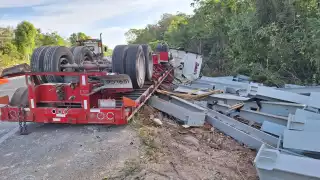 Tractocamión queda destrozado en accidente en tramo Tulum- Felipe Carrillo Puerto 