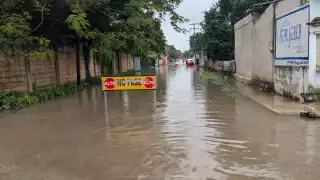 Se inundan varias calles de la zona centro de José María Morelos