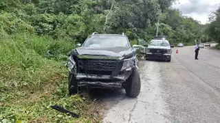 Accidente en la Escénica, Campeche: Camioneta choca contra auto mal estacionado 