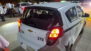 Motociclista destroza medallón de un taxi en Cancún luego de ser golpeado por una mujer