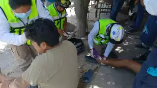 Choque de motocicletas en Escárcega deja dos jóvenes lesionados